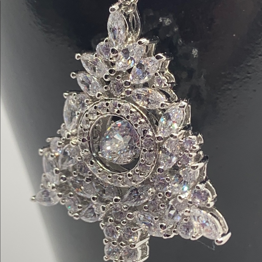 DANCING DIAMOND CHRISTMAS TREE PENDANT WITH CHAIN - Picture 4 of 8